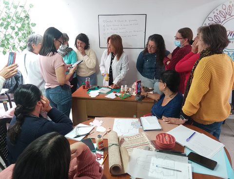 Taller de marroquinería con mujeres de la comunidad